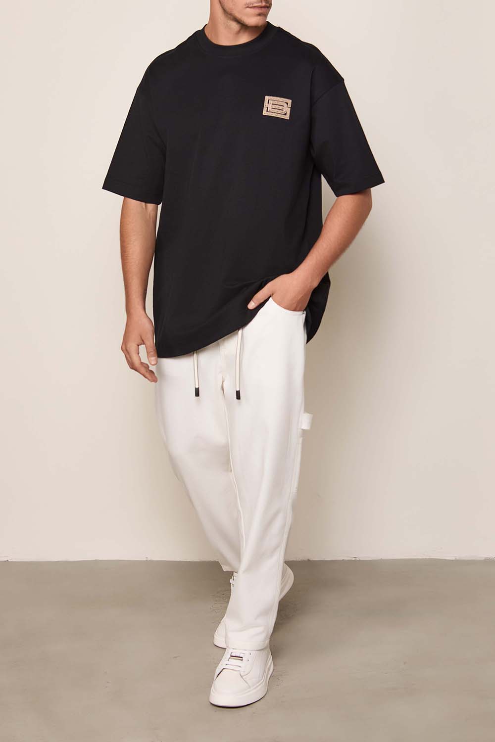 תמונת כל הלוק של חולצת טי